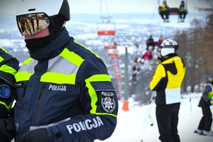 Policjant na stoku narciarkim