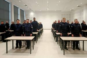 Policjanci na auli Oddziału Prewencji Policji w Rzeszowie podczas zakończenia szkolenia podoficerskiego