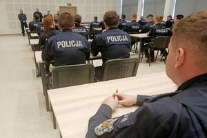 Policjanci na auli Oddziału Prewencji Policji w Rzeszowie podczas zakończenia szkolenia podoficerskiego