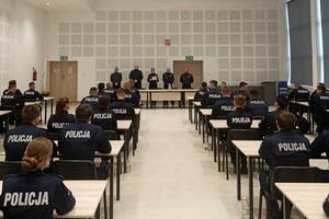 Policjanci na auli Oddziału Prewencji Policji w Rzeszowie podczas zakończenia szkolenia podoficerskiego