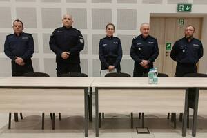 Policjanci na auli Oddziału Prewencji Policji w Rzeszowie podczas zakończenia szkolenia podoficerskiego