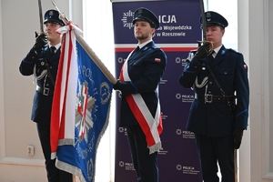 Policjanci i pracownicy cywilni w auli Komendy Wojewódzkiej Policji w Rzeszowie, podczas uroczystej zbiórki z okazji obchodów Dnia Służby Cywilnej