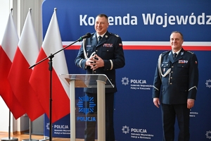 Policjanci i pracownicy cywilni w auli Komendy Wojewódzkiej Policji w Rzeszowie, podczas uroczystej zbiórki z okazji obchodów Dnia Służby Cywilnej