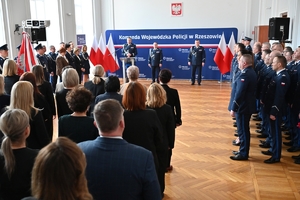 Policjanci i pracownicy cywilni w auli Komendy Wojewódzkiej Policji w Rzeszowie, podczas uroczystej zbiórki z okazji obchodów Dnia Służby Cywilnej