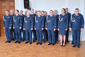 Policjanci i pracownicy cywilni w auli Komendy Wojewódzkiej Policji w Rzeszowie, podczas uroczystej zbiórki z okazji obchodów Dnia Służby Cywilnej