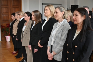 Policjanci i pracownicy cywilni w auli Komendy Wojewódzkiej Policji w Rzeszowie, podczas uroczystej zbiórki z okazji obchodów Dnia Służby Cywilnej