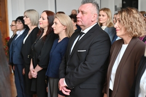 Policjanci i pracownicy cywilni w auli Komendy Wojewódzkiej Policji w Rzeszowie, podczas uroczystej zbiórki z okazji obchodów Dnia Służby Cywilnej