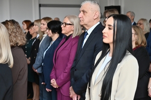 Policjanci i pracownicy cywilni w auli Komendy Wojewódzkiej Policji w Rzeszowie, podczas uroczystej zbiórki z okazji obchodów Dnia Służby Cywilnej