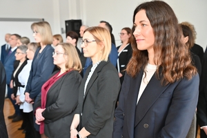 Policjanci i pracownicy cywilni w auli Komendy Wojewódzkiej Policji w Rzeszowie, podczas uroczystej zbiórki z okazji obchodów Dnia Służby Cywilnej