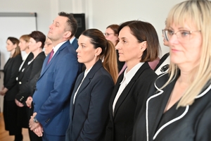 Policjanci i pracownicy cywilni w auli Komendy Wojewódzkiej Policji w Rzeszowie, podczas uroczystej zbiórki z okazji obchodów Dnia Służby Cywilnej