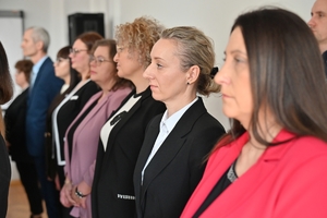 Policjanci i pracownicy cywilni w auli Komendy Wojewódzkiej Policji w Rzeszowie, podczas uroczystej zbiórki z okazji obchodów Dnia Służby Cywilnej