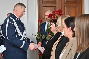 Policjanci i pracownicy cywilni w auli Komendy Wojewódzkiej Policji w Rzeszowie, podczas uroczystej zbiórki z okazji obchodów Dnia Służby Cywilnej