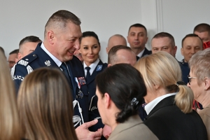 Policjanci i pracownicy cywilni w auli Komendy Wojewódzkiej Policji w Rzeszowie, podczas uroczystej zbiórki z okazji obchodów Dnia Służby Cywilnej