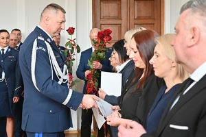 Policjanci i pracownicy cywilni w auli Komendy Wojewódzkiej Policji w Rzeszowie, podczas uroczystej zbiórki z okazji obchodów Dnia Służby Cywilnej