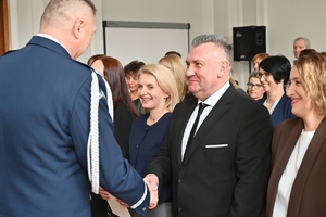 Policjanci i pracownicy cywilni w auli Komendy Wojewódzkiej Policji w Rzeszowie, podczas uroczystej zbiórki z okazji obchodów Dnia Służby Cywilnej