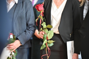 Policjanci i pracownicy cywilni w auli Komendy Wojewódzkiej Policji w Rzeszowie, podczas uroczystej zbiórki z okazji obchodów Dnia Służby Cywilnej