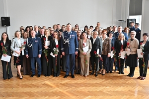 Policjanci i pracownicy cywilni w auli Komendy Wojewódzkiej Policji w Rzeszowie, podczas uroczystej zbiórki z okazji obchodów Dnia Służby Cywilnej