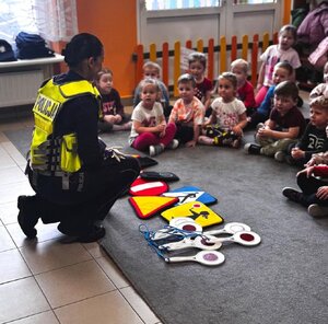 Policjanci podczas działań "Kręci mnie bezpieczeństwo w zimie"