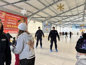 Policjanci podczas działań Kręci mnie bezpieczeństwo w zimie