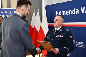 Uczestnicy wręczenia wyróżnień dla policyjnych sportowców w auli Komendy Wojewódzkiej Policji w Rzeszowie