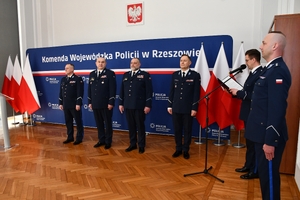 Uczestnicy wręczenia wyróżnień dla policyjnych sportowców w auli Komendy Wojewódzkiej Policji w Rzeszowie