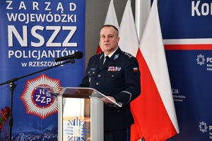 Uczestnicy wręczenia wyróżnień dla policyjnych sportowców w auli Komendy Wojewódzkiej Policji w Rzeszowie