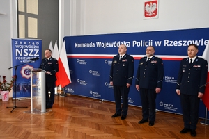 Uczestnicy wręczenia wyróżnień dla policyjnych sportowców w auli Komendy Wojewódzkiej Policji w Rzeszowie