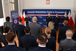 Uczestnicy wręczenia wyróżnień dla policyjnych sportowców w auli Komendy Wojewódzkiej Policji w Rzeszowie