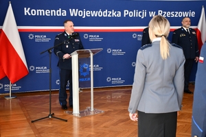 Uczestnicy wręczenia wyróżnień dla policyjnych sportowców w auli Komendy Wojewódzkiej Policji w Rzeszowie
