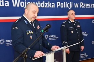 Uczestnicy wręczenia wyróżnień dla policyjnych sportowców w auli Komendy Wojewódzkiej Policji w Rzeszowie