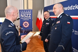 Uczestnicy wręczenia wyróżnień dla policyjnych sportowców w auli Komendy Wojewódzkiej Policji w Rzeszowie