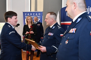 Uczestnicy wręczenia wyróżnień dla policyjnych sportowców w auli Komendy Wojewódzkiej Policji w Rzeszowie