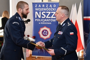 Uczestnicy wręczenia wyróżnień dla policyjnych sportowców w auli Komendy Wojewódzkiej Policji w Rzeszowie