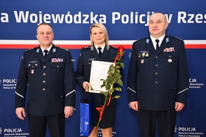 Uczestnicy wręczenia wyróżnień dla policyjnych sportowców w auli Komendy Wojewódzkiej Policji w Rzeszowie
