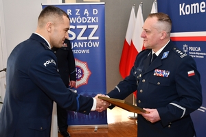 Uczestnicy wręczenia wyróżnień dla policyjnych sportowców w auli Komendy Wojewódzkiej Policji w Rzeszowie