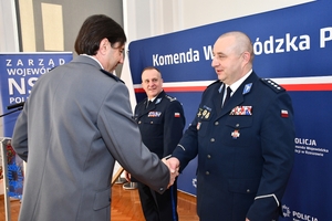 Uczestnicy wręczenia wyróżnień dla policyjnych sportowców w auli Komendy Wojewódzkiej Policji w Rzeszowie