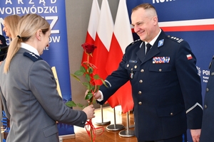 Uczestnicy wręczenia wyróżnień dla policyjnych sportowców w auli Komendy Wojewódzkiej Policji w Rzeszowie