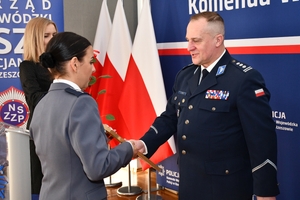 Uczestnicy wręczenia wyróżnień dla policyjnych sportowców w auli Komendy Wojewódzkiej Policji w Rzeszowie