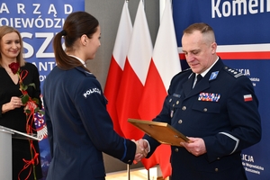 Uczestnicy wręczenia wyróżnień dla policyjnych sportowców w auli Komendy Wojewódzkiej Policji w Rzeszowie