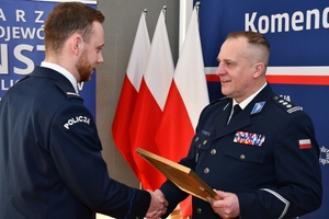Uczestnicy wręczenia wyróżnień dla policyjnych sportowców w auli Komendy Wojewódzkiej Policji w Rzeszowie