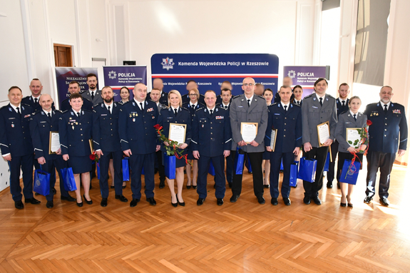 Uczestnicy wręczenia wyróżnień dla policyjnych sportowców w auli Komendy Wojewódzkiej Policji w Rzeszowie