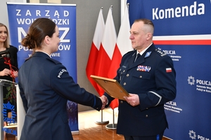 Uczestnicy wręczenia wyróżnień dla policyjnych sportowców w auli Komendy Wojewódzkiej Policji w Rzeszowie