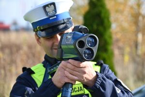 Policjant z urządzeniem pomiarowym