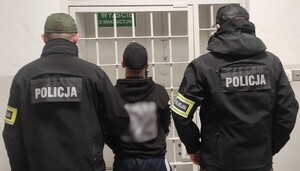 Policjanci wraz z osobą zatrzymaną