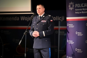 Uczestniczki i uczestnicy koncertu z okazji Dnia Kobiet zorganizowanego przez Komendę Wojewódzką Policji w Rzeszowie w Sali Koncertowej Wydziału Muzyki Uniwersytetu Rzeszowskiego.
