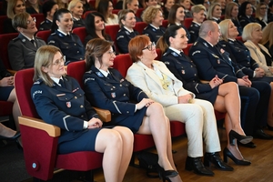 Uczestniczki i uczestnicy koncertu z okazji Dnia Kobiet zorganizowanego przez Komendę Wojewódzką Policji w Rzeszowie w Sali Koncertowej Wydziału Muzyki Uniwersytetu Rzeszowskiego.