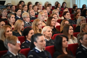 Uczestniczki i uczestnicy koncertu z okazji Dnia Kobiet zorganizowanego przez Komendę Wojewódzką Policji w Rzeszowie w Sali Koncertowej Wydziału Muzyki Uniwersytetu Rzeszowskiego.