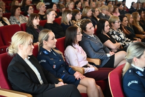 Uczestniczki i uczestnicy koncertu z okazji Dnia Kobiet zorganizowanego przez Komendę Wojewódzką Policji w Rzeszowie w Sali Koncertowej Wydziału Muzyki Uniwersytetu Rzeszowskiego.