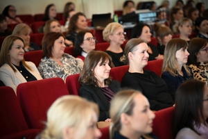 Uczestniczki i uczestnicy koncertu z okazji Dnia Kobiet zorganizowanego przez Komendę Wojewódzką Policji w Rzeszowie w Sali Koncertowej Wydziału Muzyki Uniwersytetu Rzeszowskiego.