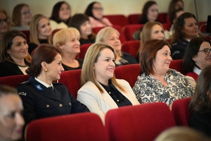 Uczestniczki i uczestnicy koncertu z okazji Dnia Kobiet zorganizowanego przez Komendę Wojewódzką Policji w Rzeszowie w Sali Koncertowej Wydziału Muzyki Uniwersytetu Rzeszowskiego.